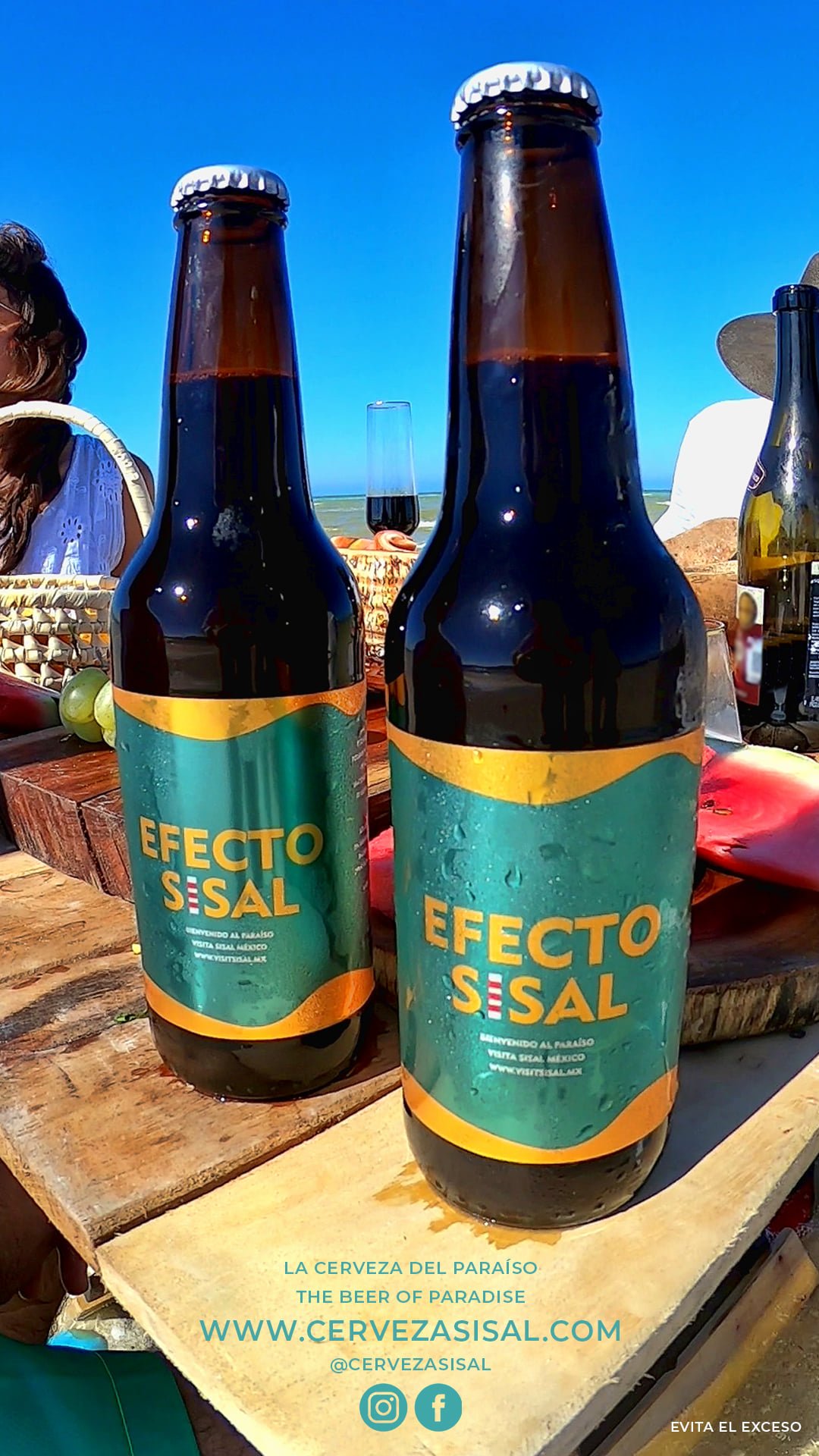 Botellas de cerveza artesanal de Cervezas Sisal sobre la arena de la playa de Sisal, Yucatán
